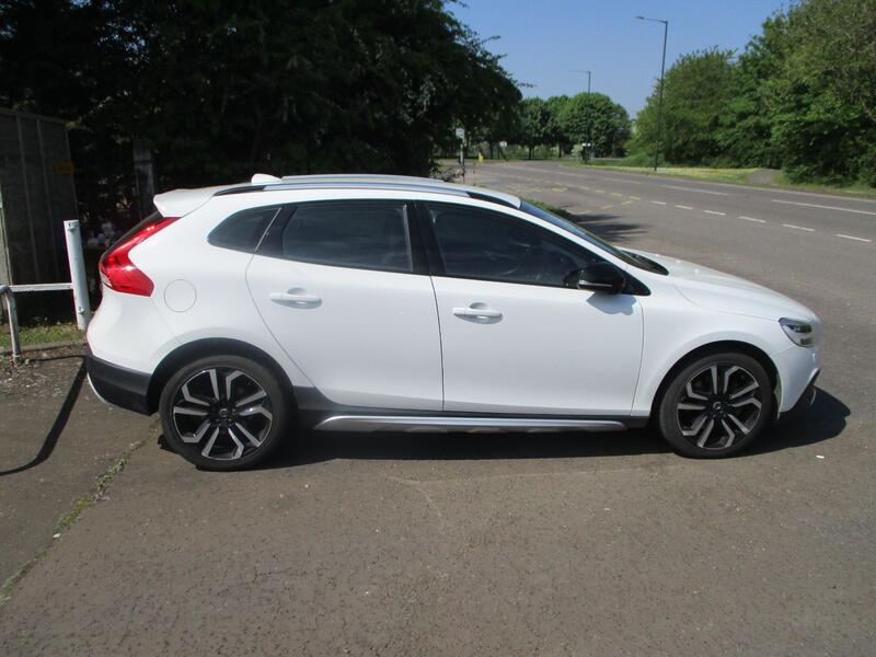 VOLVO V40 CROSS COUNTRY 2.0 TD 150 D3  PRO DIESEL AUTO 5 DOOR.