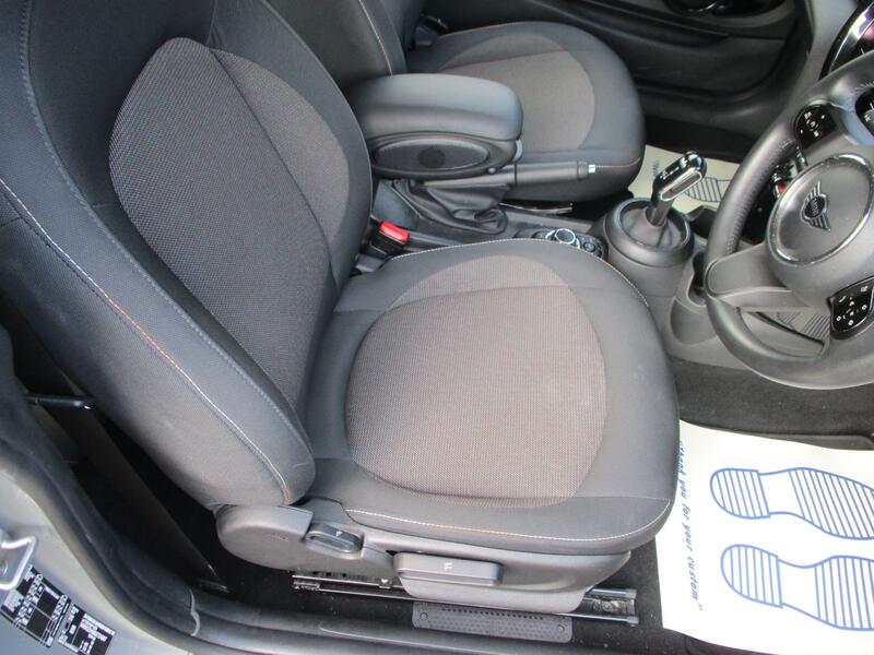 MINI HATCHBACK